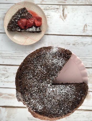 Low FODMAP foods - Chocolate Flourless Cake with Strawberry Sauce